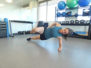 lady-doing-side-planks